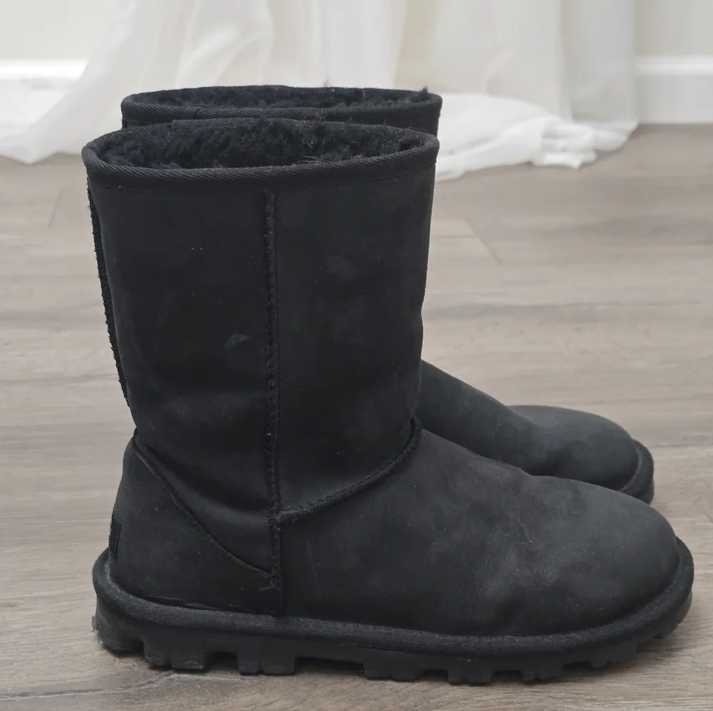 UGG Essential Short II Wool Lined Black Suede Women Size 7 Outdoor Ski Snow
